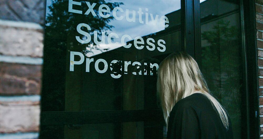 En el documental, India vuelve a la sede de Nexivm y a la casa en la que dictaban los talleres, actualmente abandonada. 