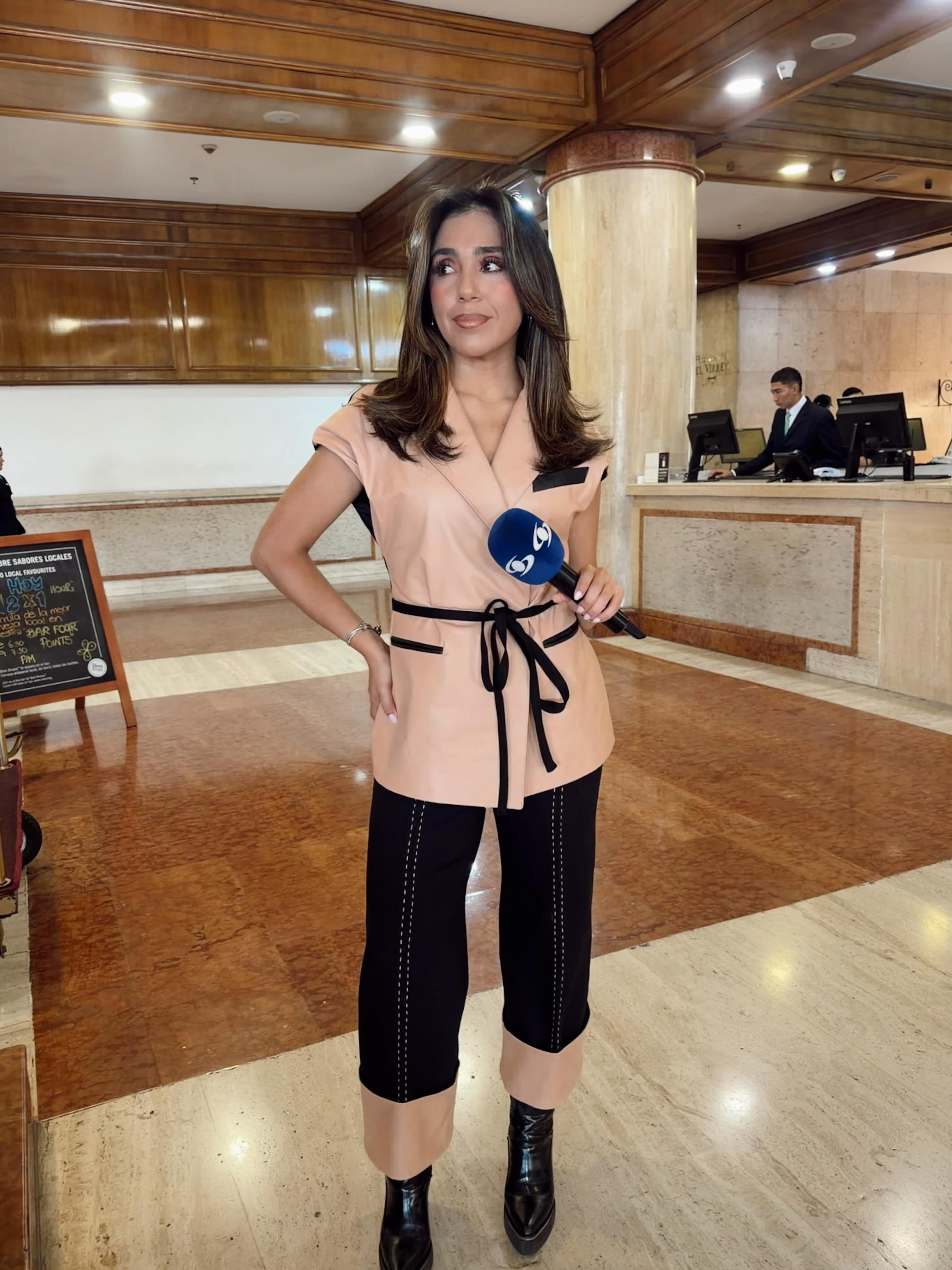 La periodista y presentadora colombiana formada en la Universidad de La Sabana, María Camila Roa, asumiría como corresponsal de Noticias Caracol en Estados Unidos, en reemplazo de Juan Camilo Merlano.