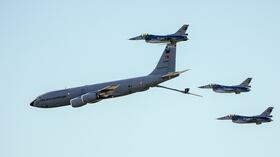 El avión KC-135 realiza una presentación durante el principal evento tecnológico y aeroespacial de Turquía. Imagen de referencia