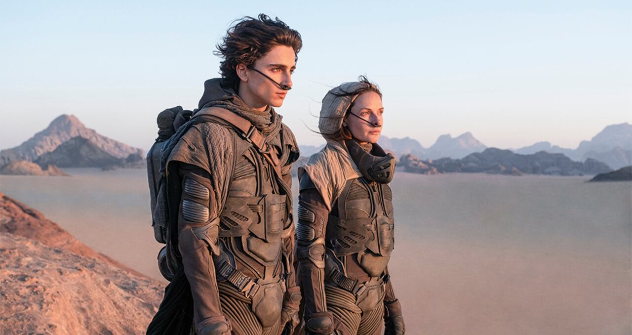 Timothée Chalamet es Paul Atreides, Rebecca Ferguson es su madre, y un arsenal de estrellas los acompañan.