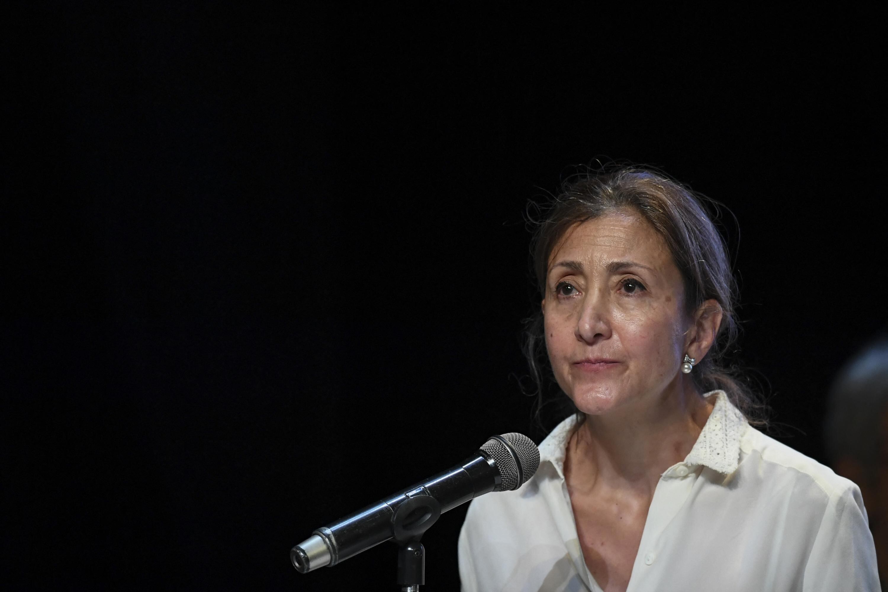 El guerrillero que secuestró a Ingrid Betancourt le pidió perdón mirándola a sus ojos durante el lanzamiento de la Comisión Civil de la Verdad. 