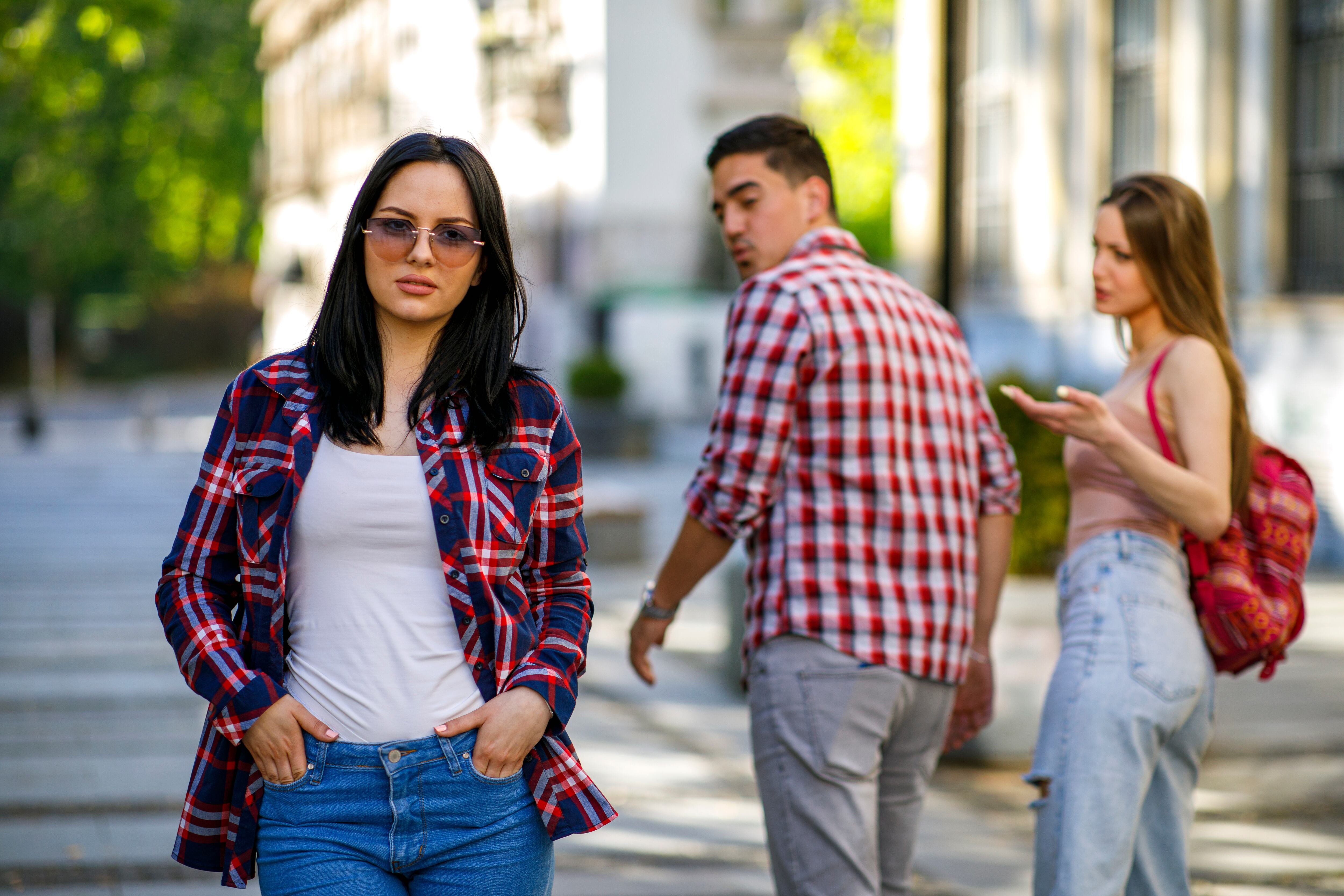 Hombre caminando junto a su novia queda deslumbrado con otra mujer. Esta imagen ha sido considerada como la fiel representación de la infidelidad y hasta se ha convertido en meme.