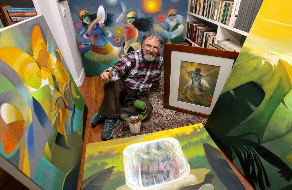 El pinto Juan Manuel Lugo junto con sus cuadros.