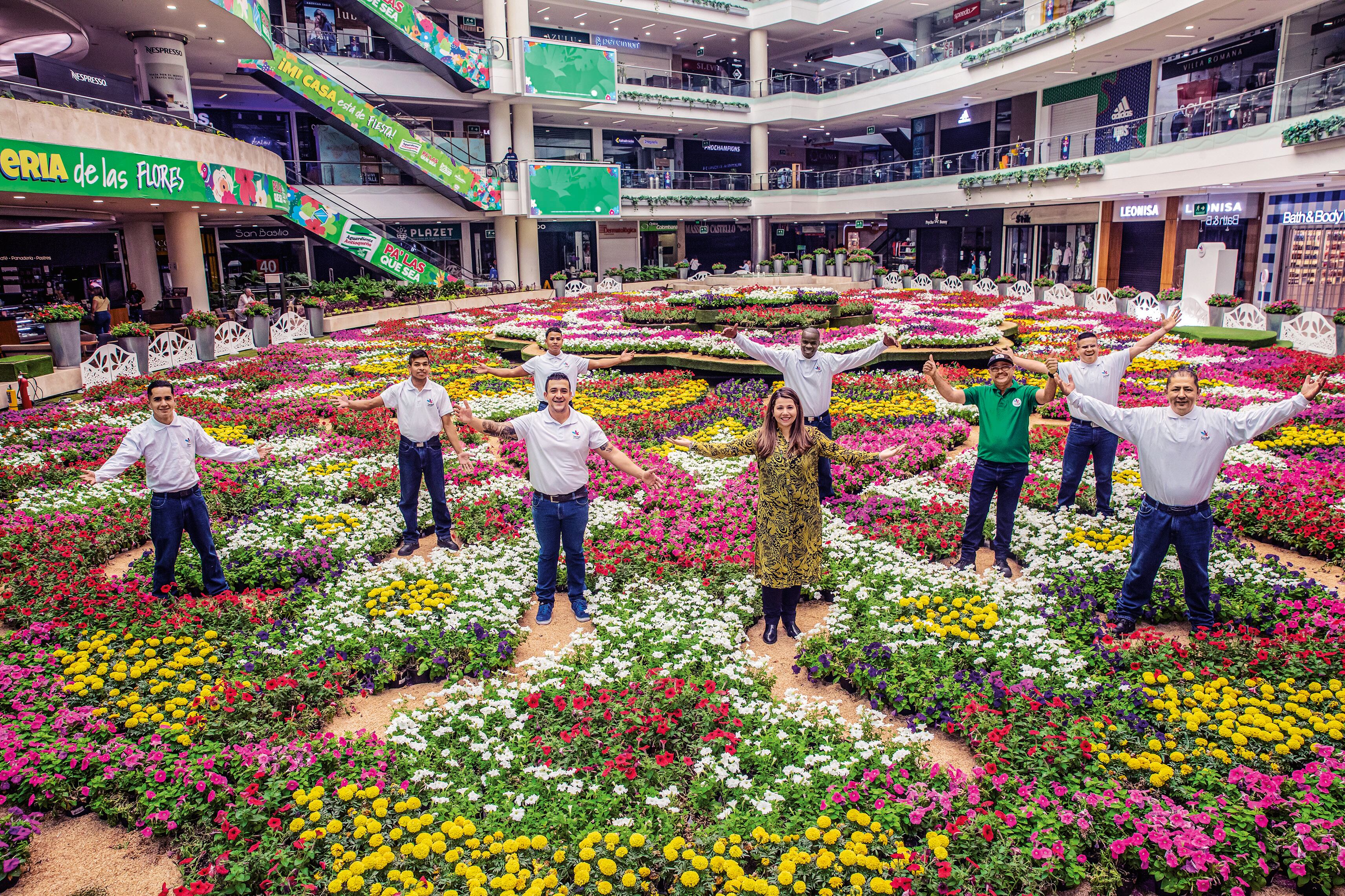 Uno de los momentos más esperados por la ciudad es el maJestuoso tapete de flores, que todos los años se realiza en el marco de la Feria de las Flores