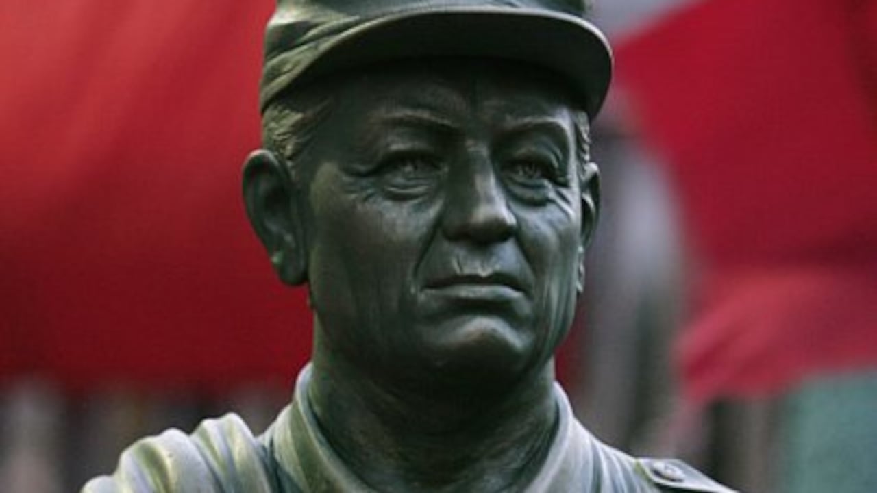 Un busto con la imagen de Manuel Marulanda Vélez fue instalado en Caracas por miembros del Partido Comunista Venezolano. AP Photo/Fernando Llano