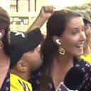 Momento exacto en el que el hincha intenta besar a la periodista