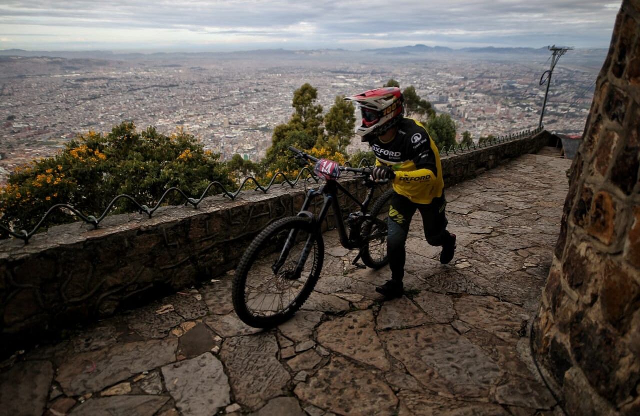 Red Bull Monserrate Cerro Abajo, la carrera de downhill urbano más larga del mundo culminó con éxito