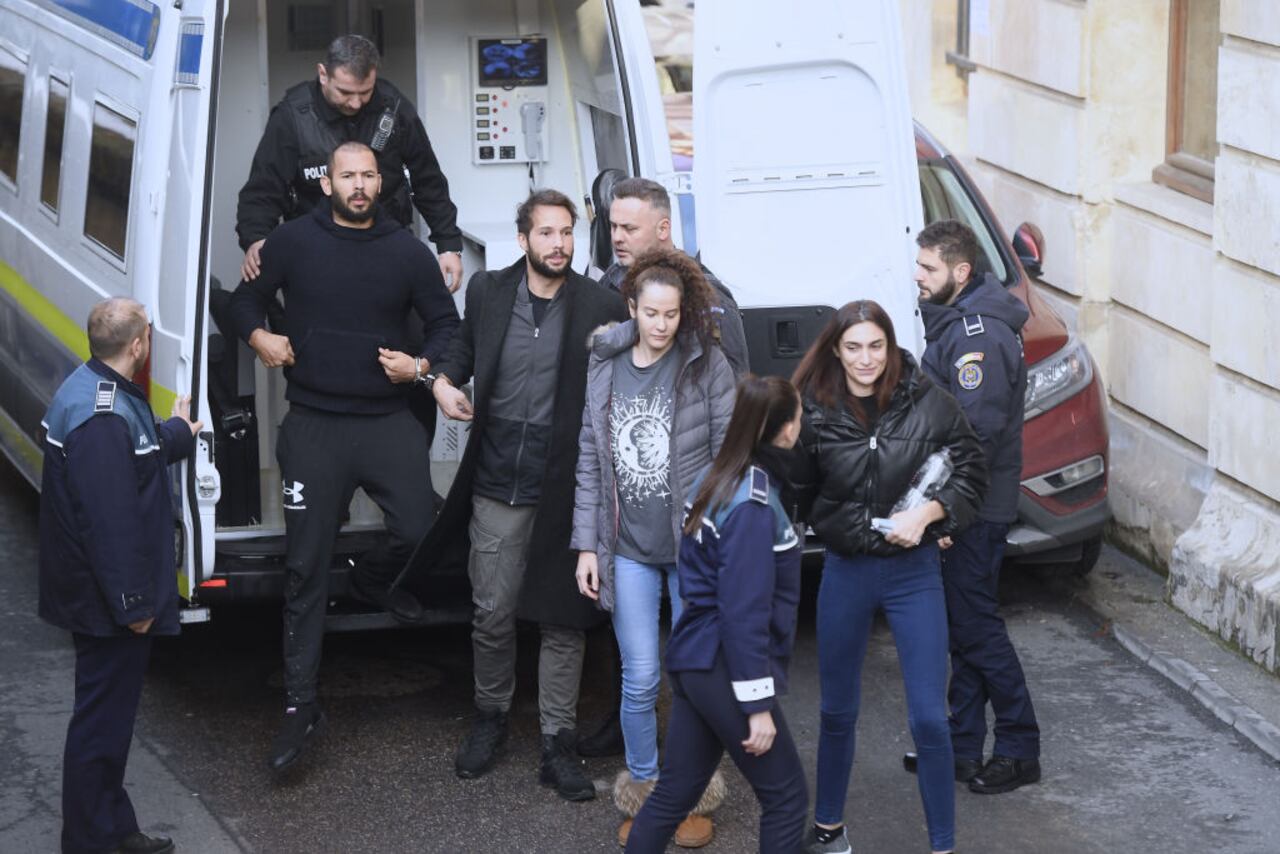 El ex kickboxer Andrew Tate y su hermano Tristan llegan al tribunal para asistir a su apelación en Bucarest, Rumania