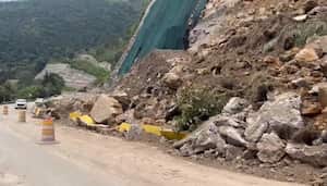 En la vía persiste lodo, tierra y rocas.