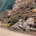 En la vía persiste lodo, tierra y rocas.