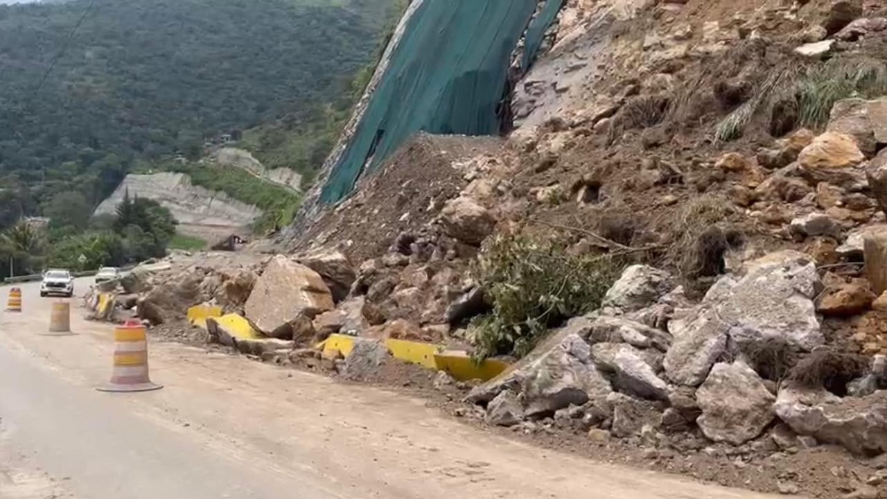 En la vía persiste lodo, tierra y rocas.