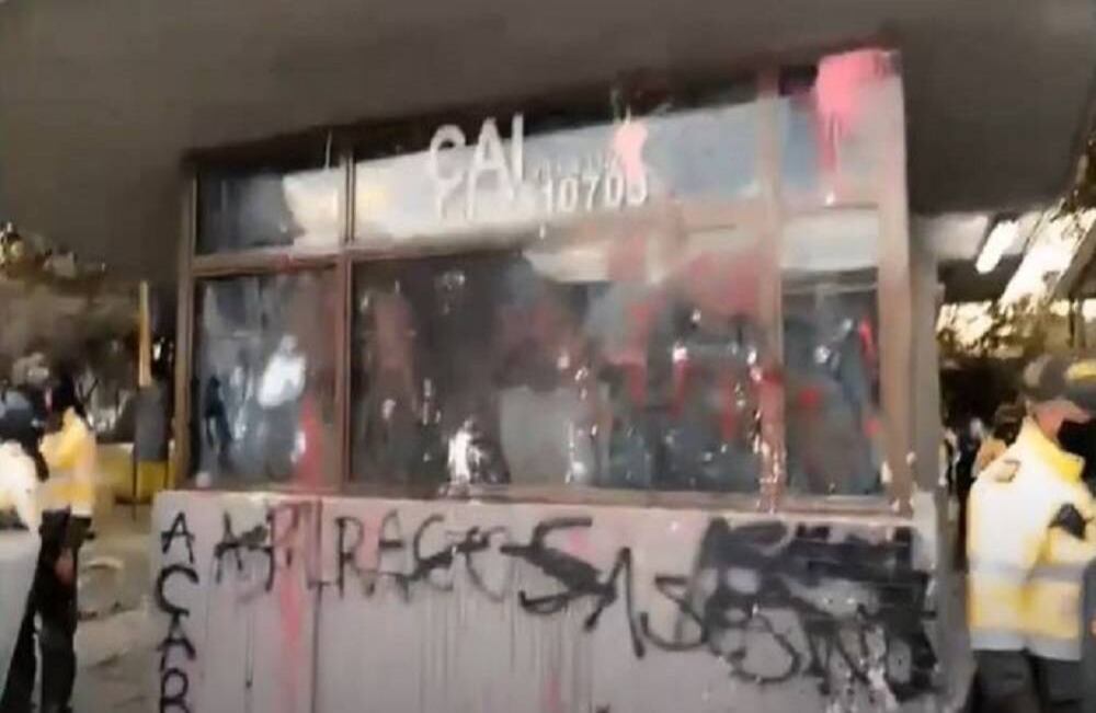 De momento no se conoce el monto de los daños materiales, pero los manifestantes atacaron no solo el CAI sino también un vehículo oficial y varios contenedores de basura.