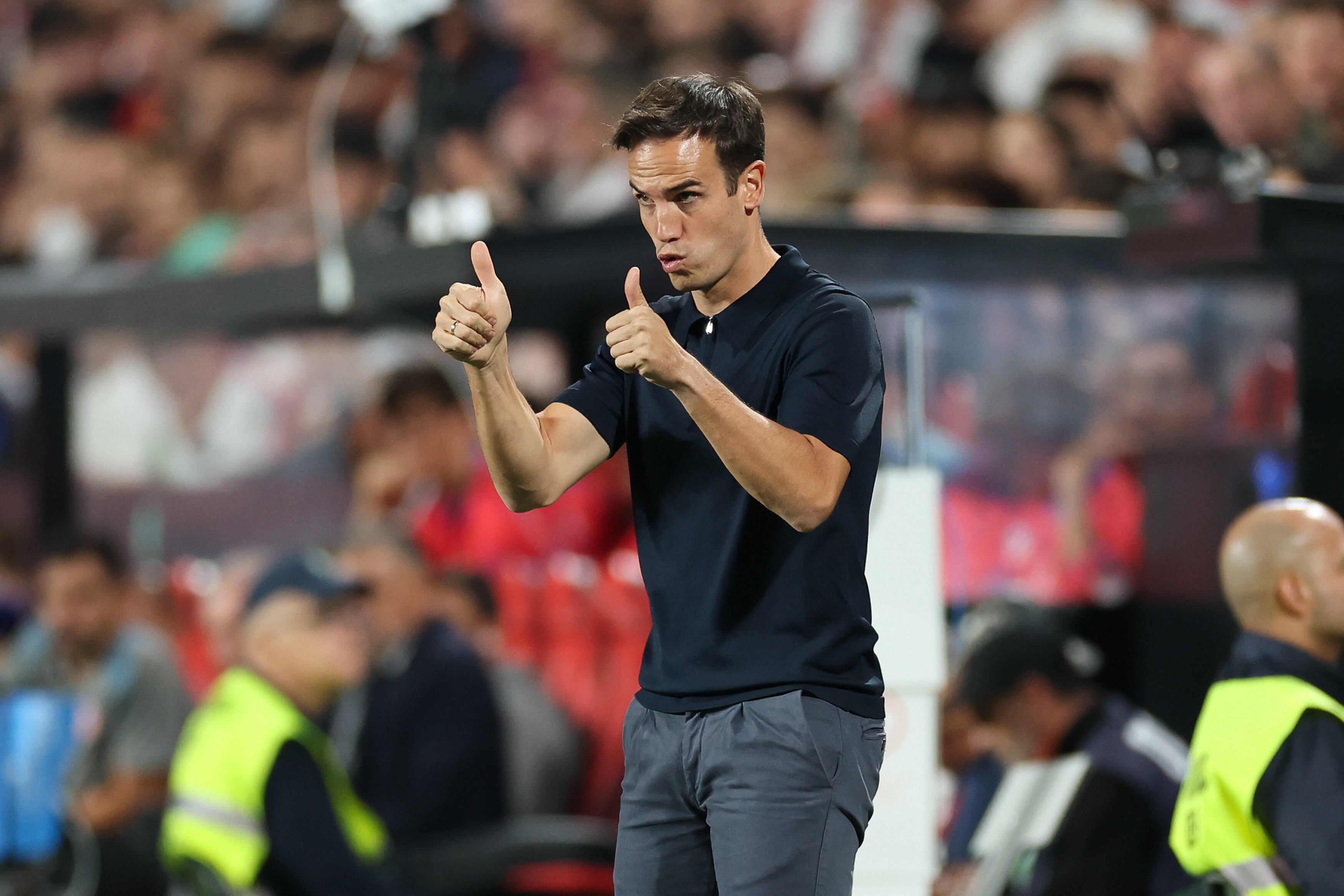 MADRID, SPAIN - SEPTEMBER 22: Iñigo Perez, Head Coach of Rayo Vallecano reacts during the LaLiga match between Rayo Vallecano and Atletico de Madrid  at Estadio de Vallecas on September 22, 2024 in Madrid, Spain. (Photo by Flor Tan Jun/Getty Images)