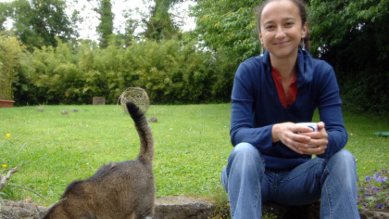 La escritora Muriel Barbery vive entre Japón y Francia. Fue profesora de Filosofía. No le gustan los medios de comunicación ni las entrevistas sobre su vida privada. Ha escrito dos novelas y prepara una tercera.