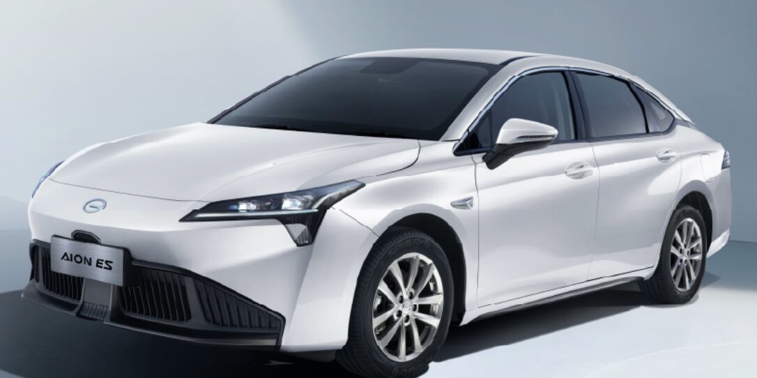 El GAC AION ES es una alternativa eléctrica que resulta más económico que el Tesla Model 3