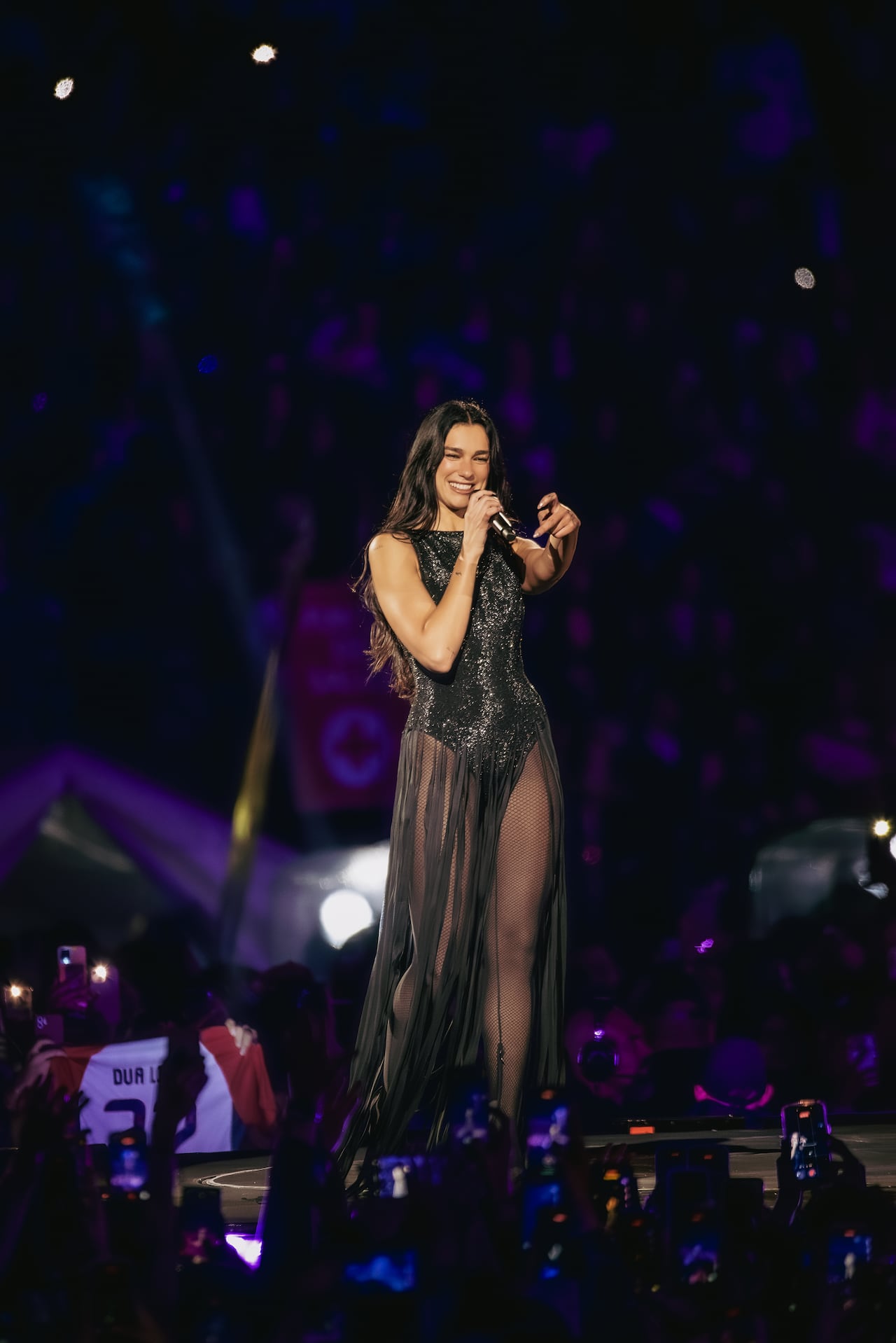 Dua Lipa en concierto en el Estadio El Campín de Bogotá, la noche del 28 de noviembre de 2025.