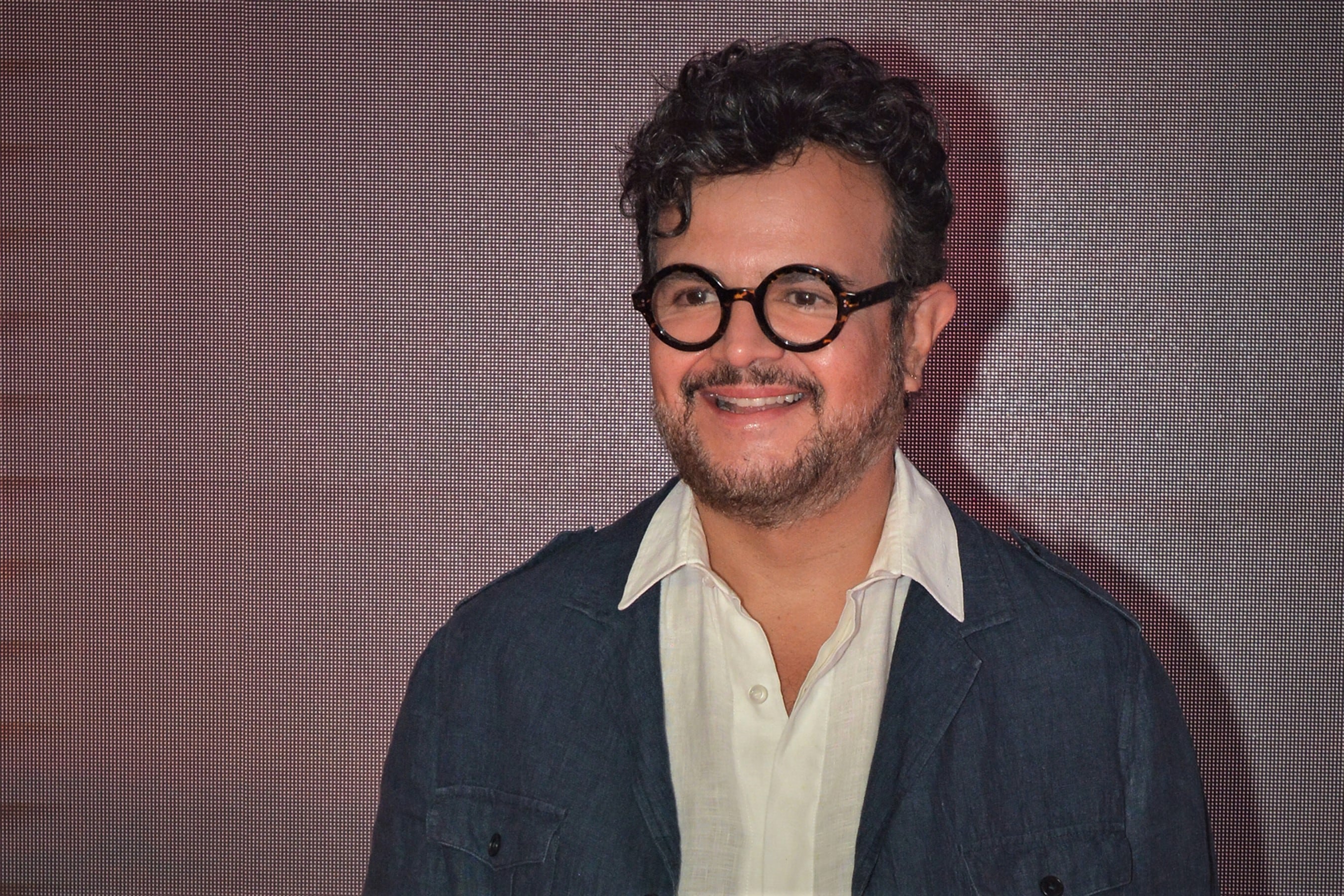 Aleks Syntek posa para la foto durante el estreno de la alfombra roja del musical 'Hoy no me puedo levantar', el 26 de abril de 2021 en la Ciudad de México, México. (Foto de Medios y Media/Getty Images)