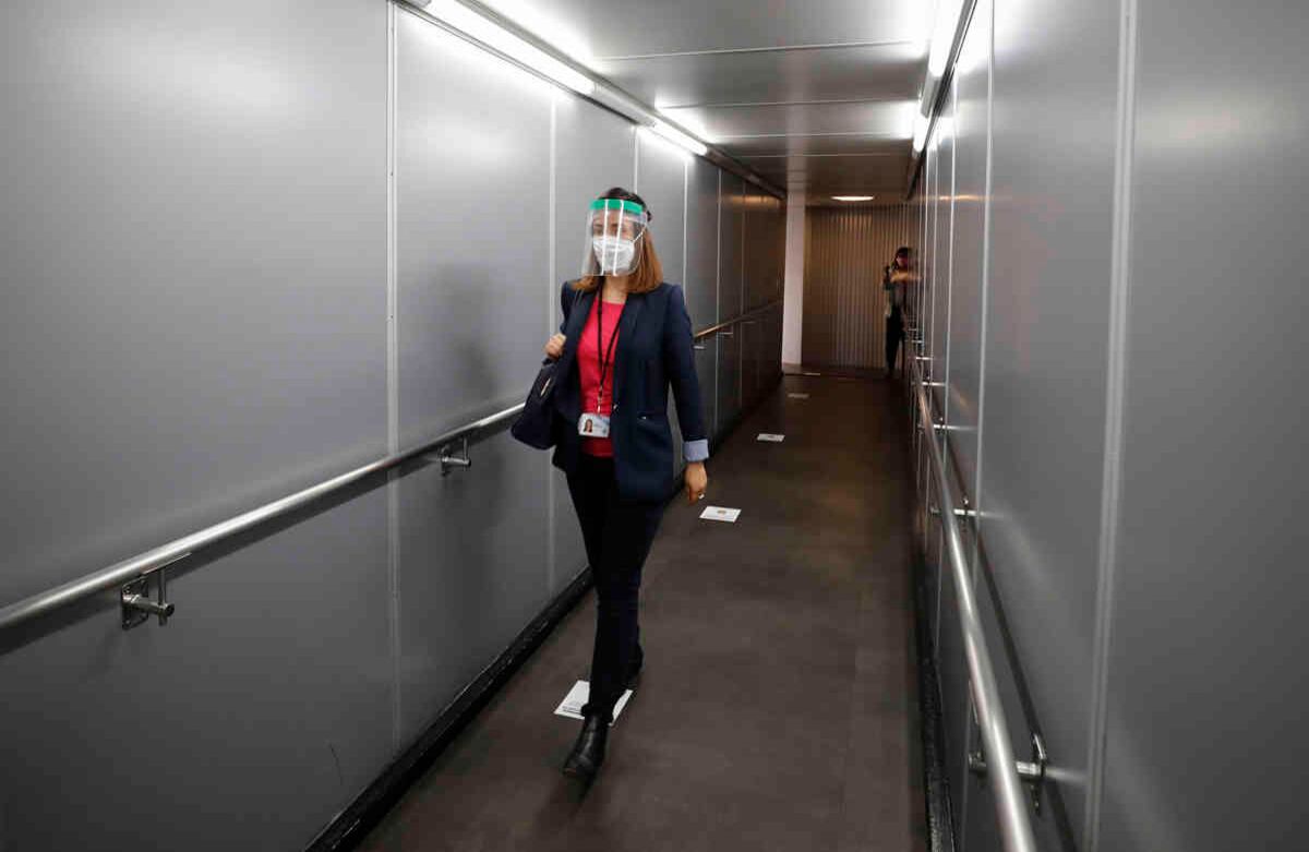 A El Dorado no podrán asistir visitantes ni acompañantes, a menos que sea estrictamente necesario, y que los viajeros deberán hacer el "check-in" en sus casas. Foto: Guillermo Torres/SEMANA