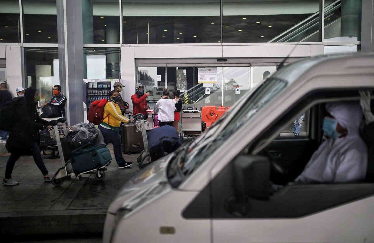 Se estima que entre las medidas estaría el eliminar la opción del check-in presencial e impulsaría hacerlo por medio de las plataformas digitales; se señalizarían la mayoría de los espacios para conservar el distanciamiento social; y se prohibiría el acompañamiento de familiares. Esteban Vega/SEMANA