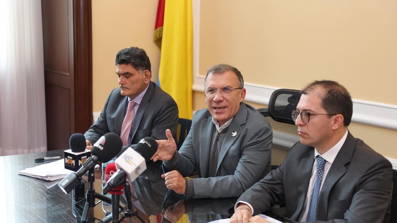 El senador Roy Barreras junto al fiscal General, Francisco Barbosa, y el secretario del Senado, Gregorio Eljach