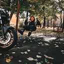 Foto de referencia de un motociclista en Halloween