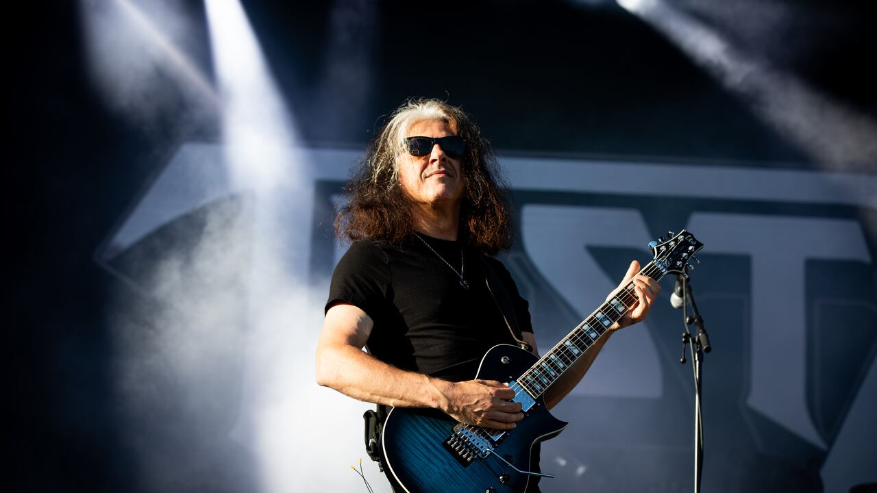 Alex Skolnick tocando con Testament en el Alcatraz Metal Fest de 2024.