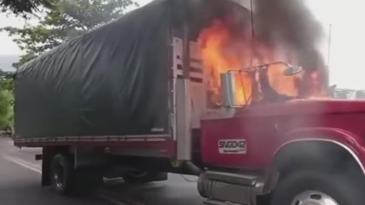 Cerca de 50 vehículos quemados deja retaliación del Clan del Golfo, tras extradición de Otoniel