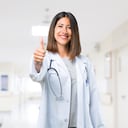 De acuerdo con las últimas encuestas realizadas por Invamer y el Centro Nacional de Consultoría, entre el 58 y el 74 por ciento de los entrevistados califican de bueno o excelente el sistema.