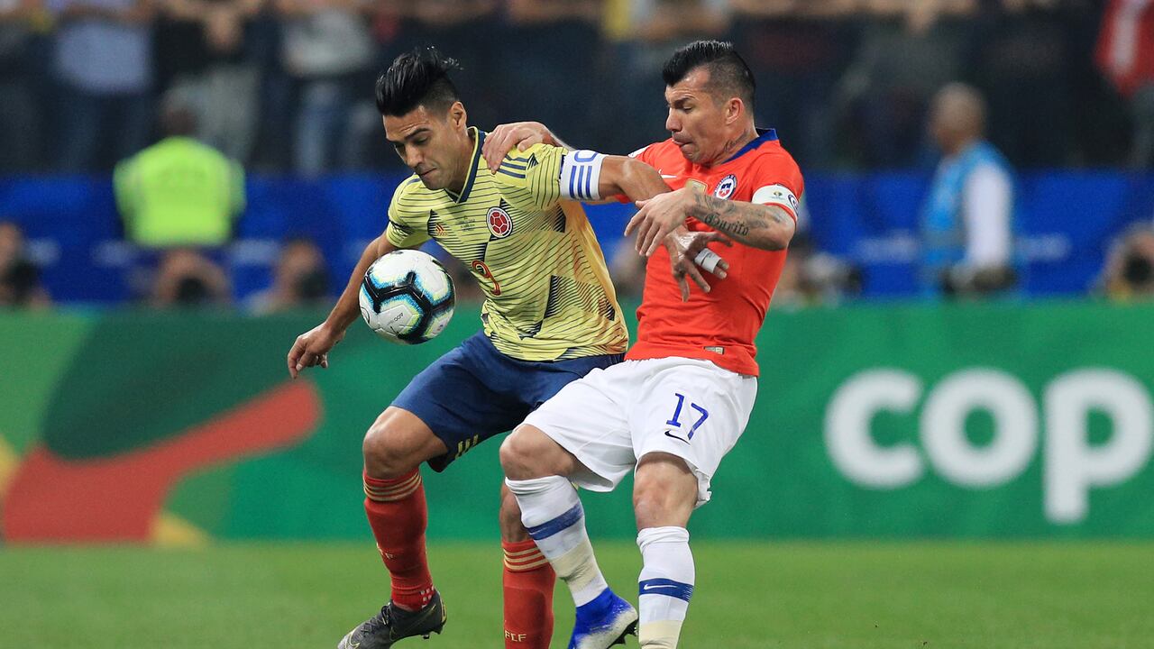 Falcao ante Medel en un Colombia vs. Chile.