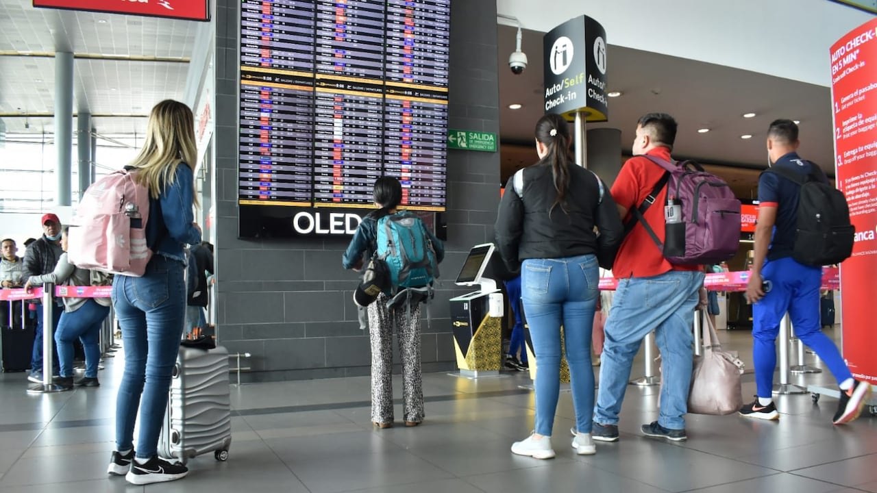 Los colombianos están poniendo en la balanza los costos de ir a un destino nacional o usar el pasaporte para conocer otro país.