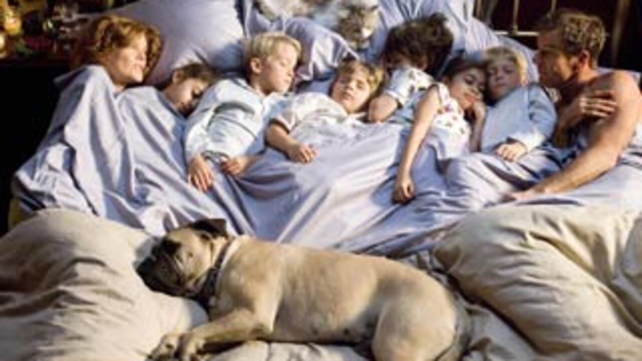 La diseñadora Helen North (Rene Russo) y el guardacostas Frank Beardsley hacen lo que pueden para orientar a sus 18 hijos