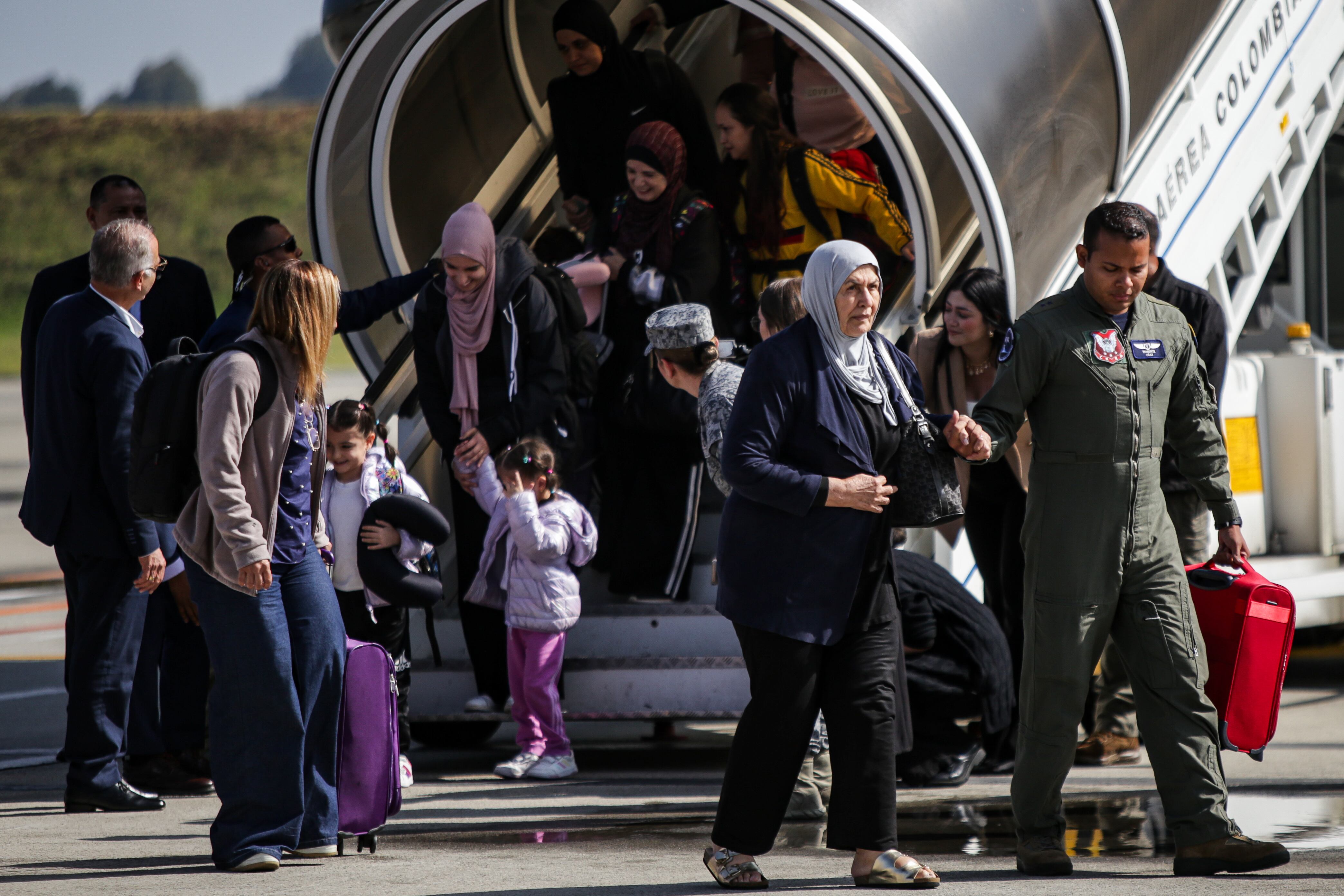 Llegada del primer vuelo humanitario desde Beirut, Líbano, el cual trajo d e vuelta a 117 colombianos y 14 extranjeros. (Colprensa - Mariano Vimos)