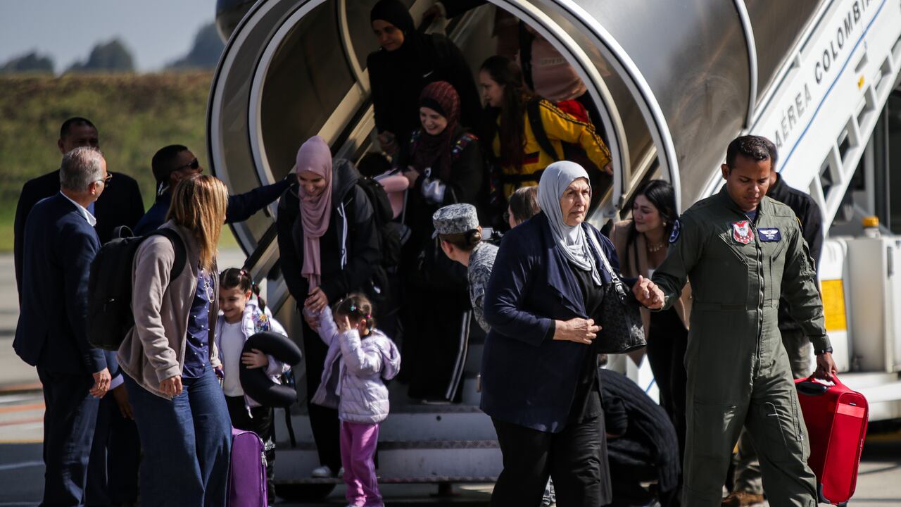 Llegada del primer vuelo humanitario desde Beirut, Líbano, el cual trajo d e vuelta a 117 colombianos y 14 extranjeros.