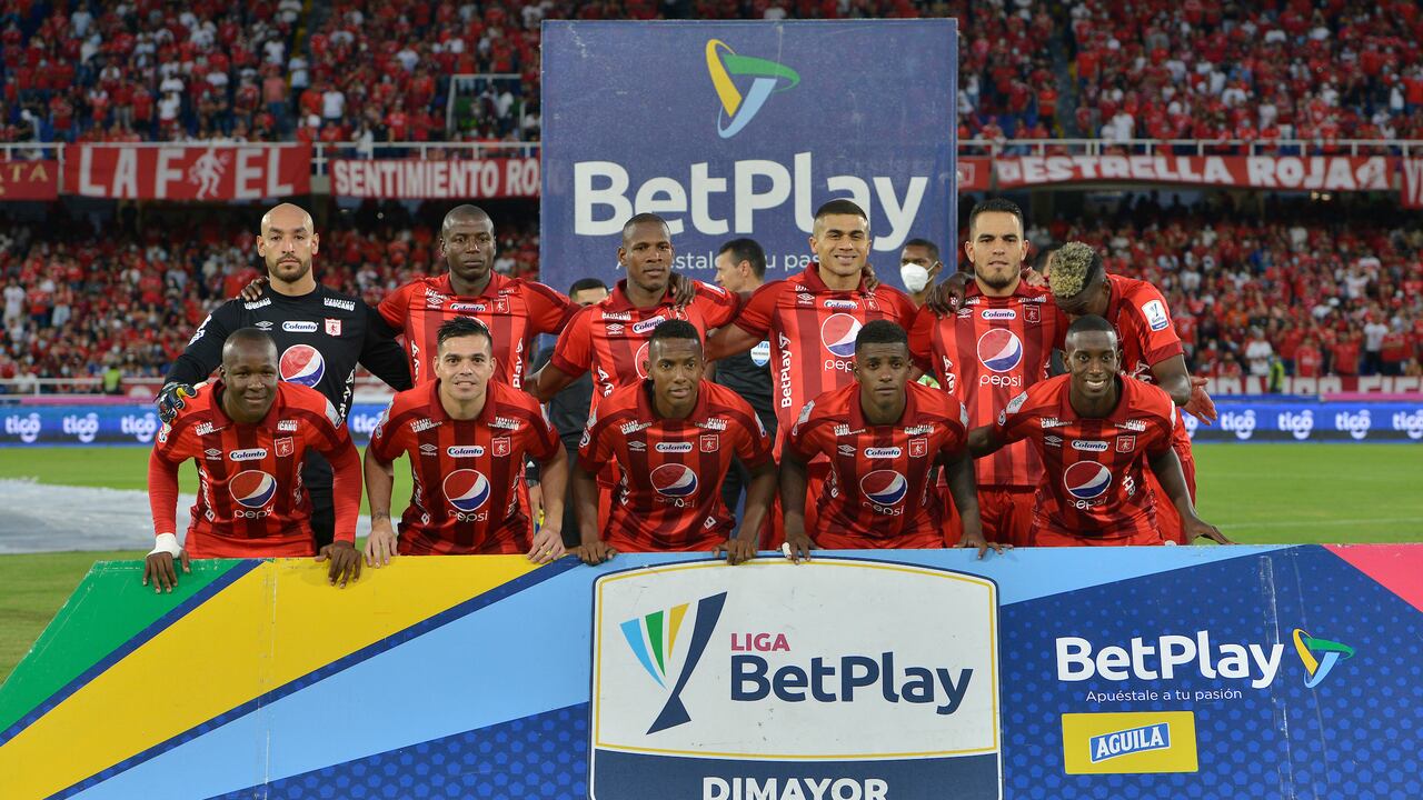 CALI - COLOMBIA, 30-01-2022: Jugadores del América posan para una foto previo al partido entre América de Cali y Atlético Bucaramanga por la fecha 3 como parte de la Liga BetPlay DIMAYOR I 2022 jugado en el estadio Pascual Guerrero de la ciudad de Cali. / Players of America pose to a photo prior match between America de Cali and Atletico Bucaramanga for the date 3 as part of Liga BetPlay DIMAYOR I 2022 played at Pascual Guerrero stadium in Cali city Photo: VizzorImage / Gabriel Aponte / Staff