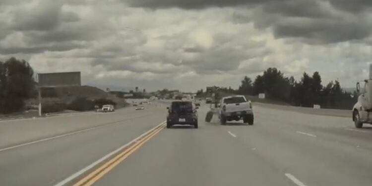 En el video se ve el instante en el que se desprende la llanta izquierda de la camioneta Chevrolet que se incrusta debajo del Kia.
