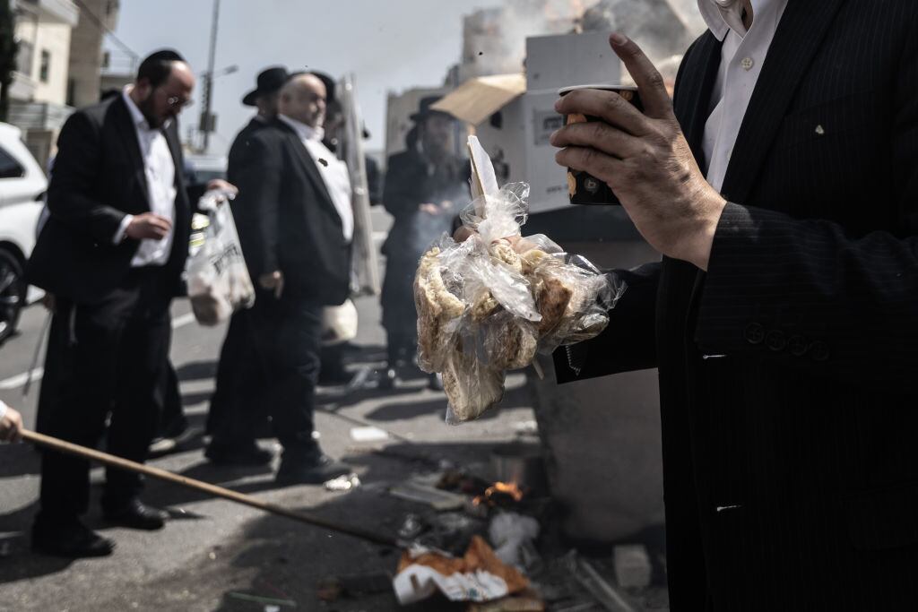 El pueblo judío encendió fuegos y cortó el pan y otros alimentos elaborados con masa de levadura horas antes del inicio de la festividad judía de Pesaj, en los barrios judíos de Jerusalén, el 22 de abril de 2024.