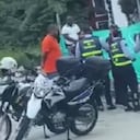 El agente de tránsito justificó la medida tras asegurar que el policía tenía la motocicleta parqueada en un lugar indebido.