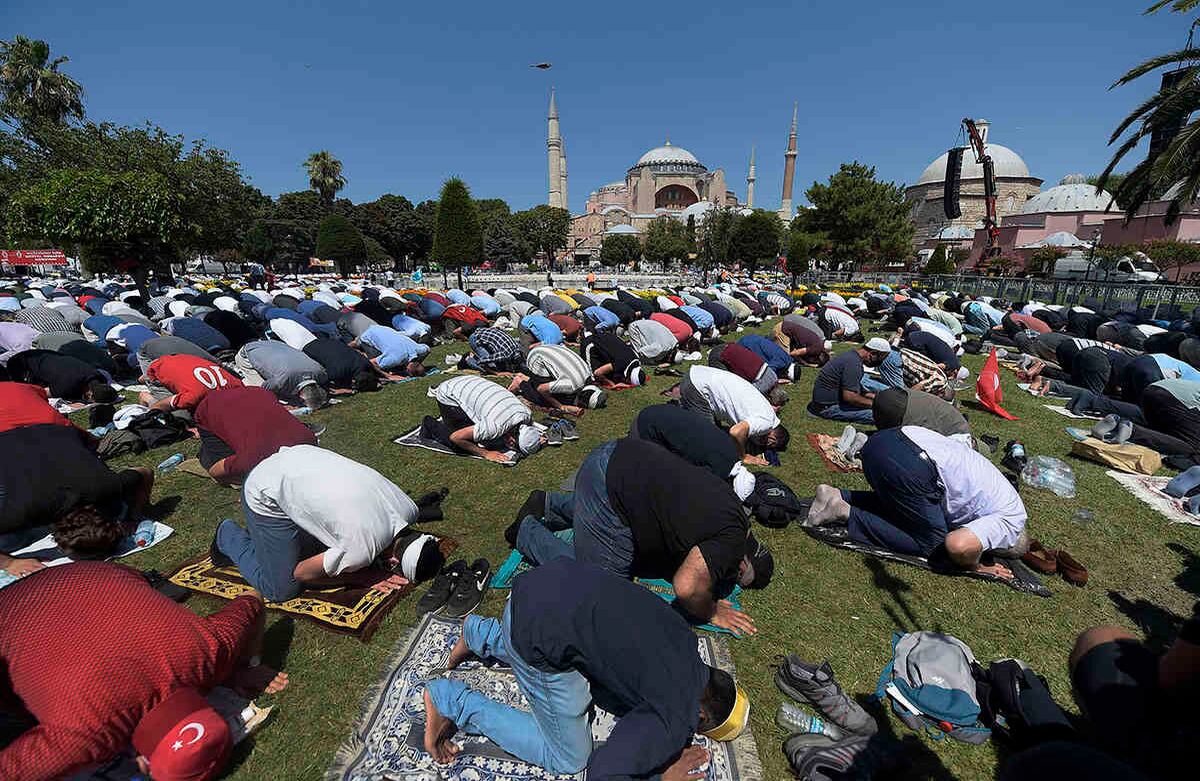 Santa Sofía "vuelve a ser una mezquita. Si Dios lo quiere, seguirá sirviendo a todos los creyentes como mezquita para la eternidad", declaró el presidente turco después de la oración. (AP Photo/Yasin Akgul)