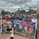 Director de la Policía, general William Rincón, posando con la pancarta de Defensores de la Patria.