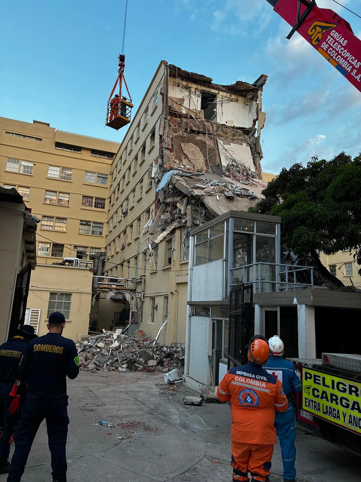 Fotografía del rescate de personas atrapadas en el Hospital Universitario del Valle, en Cali.