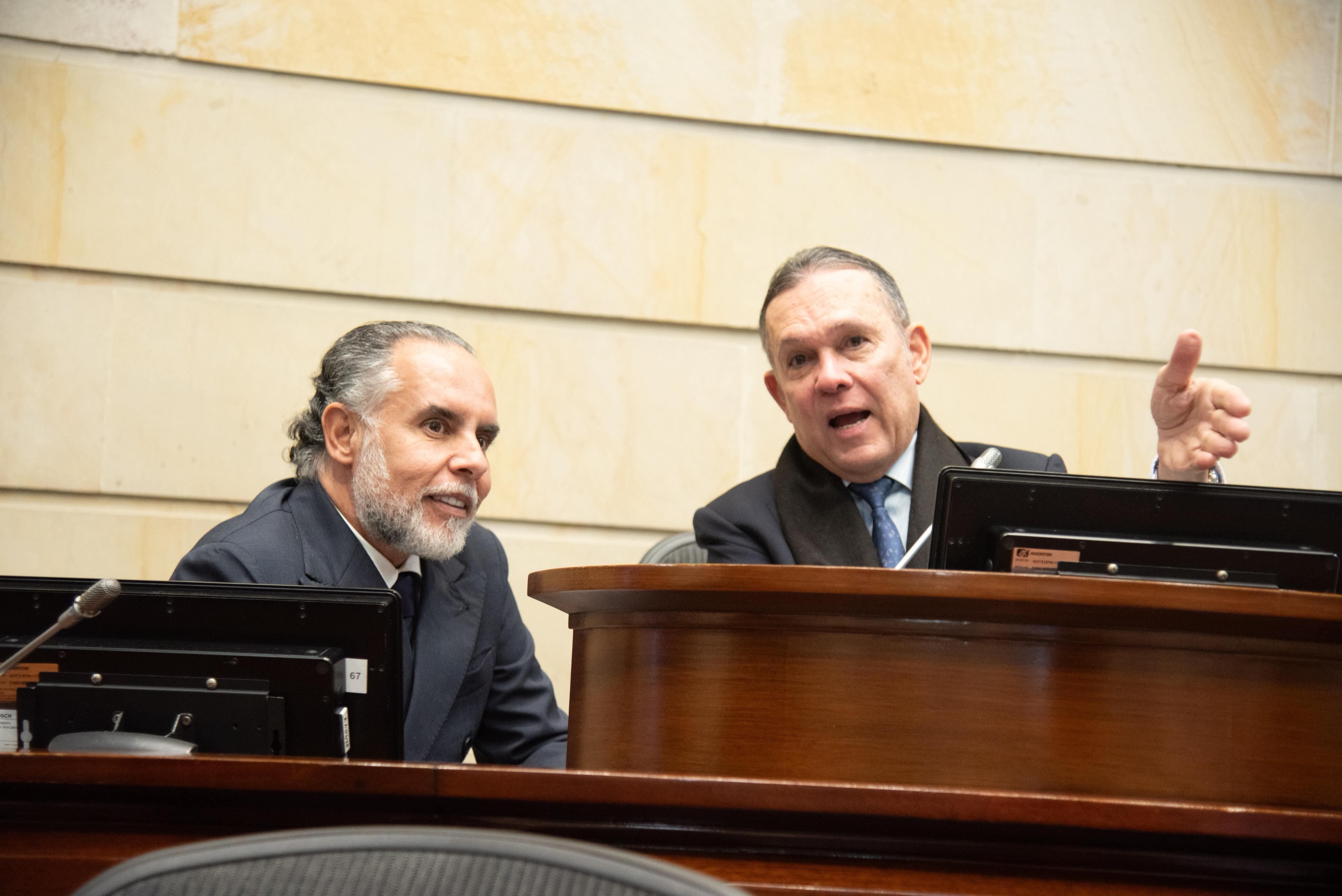 Armando Benedetti y Efraín Cepeda en la plenaria del Senado.