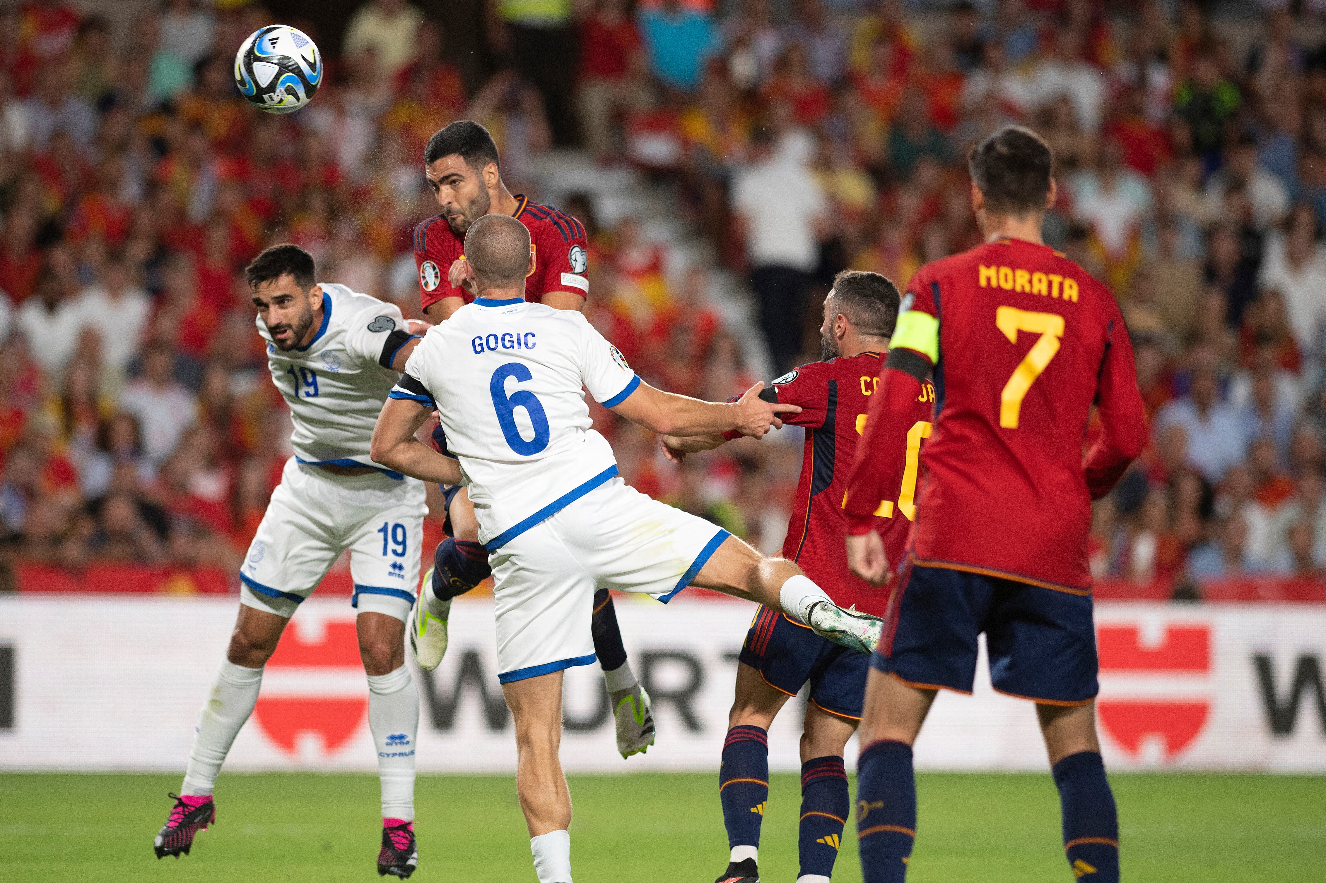 El centrocampista español #06 Mikel Merino (2L) marca el segundo gol de su equipo durante el partido de fútbol de la primera ronda de clasificación del grupo A de la Eurocopa 2024 entre España y Chipre en el Nuevo Estadio de Los Cármenes de Granada el 12 de septiembre de 2023.