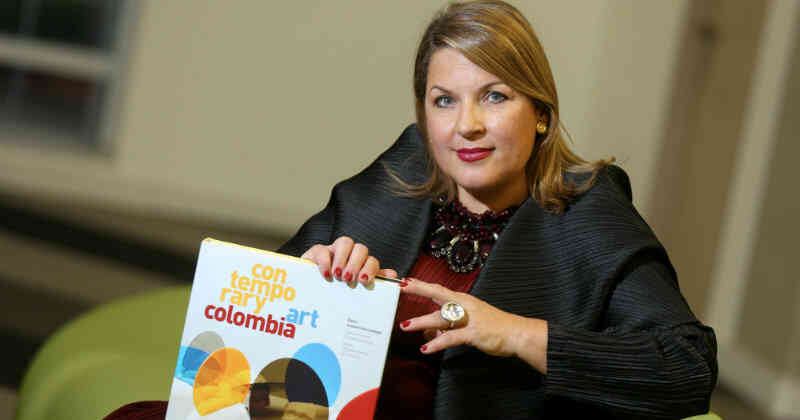 Petitgas con el libro. Crédito: Daniel Reina