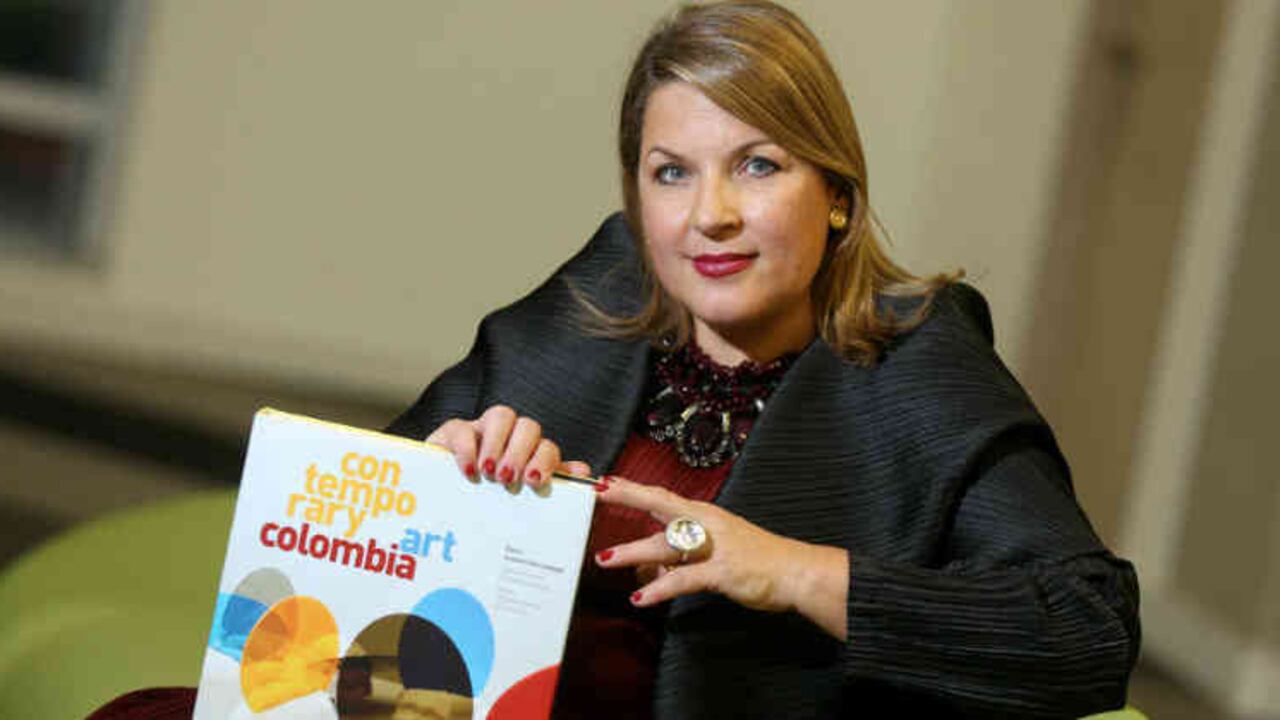 Petitgas con el libro. Crédito: Daniel Reina