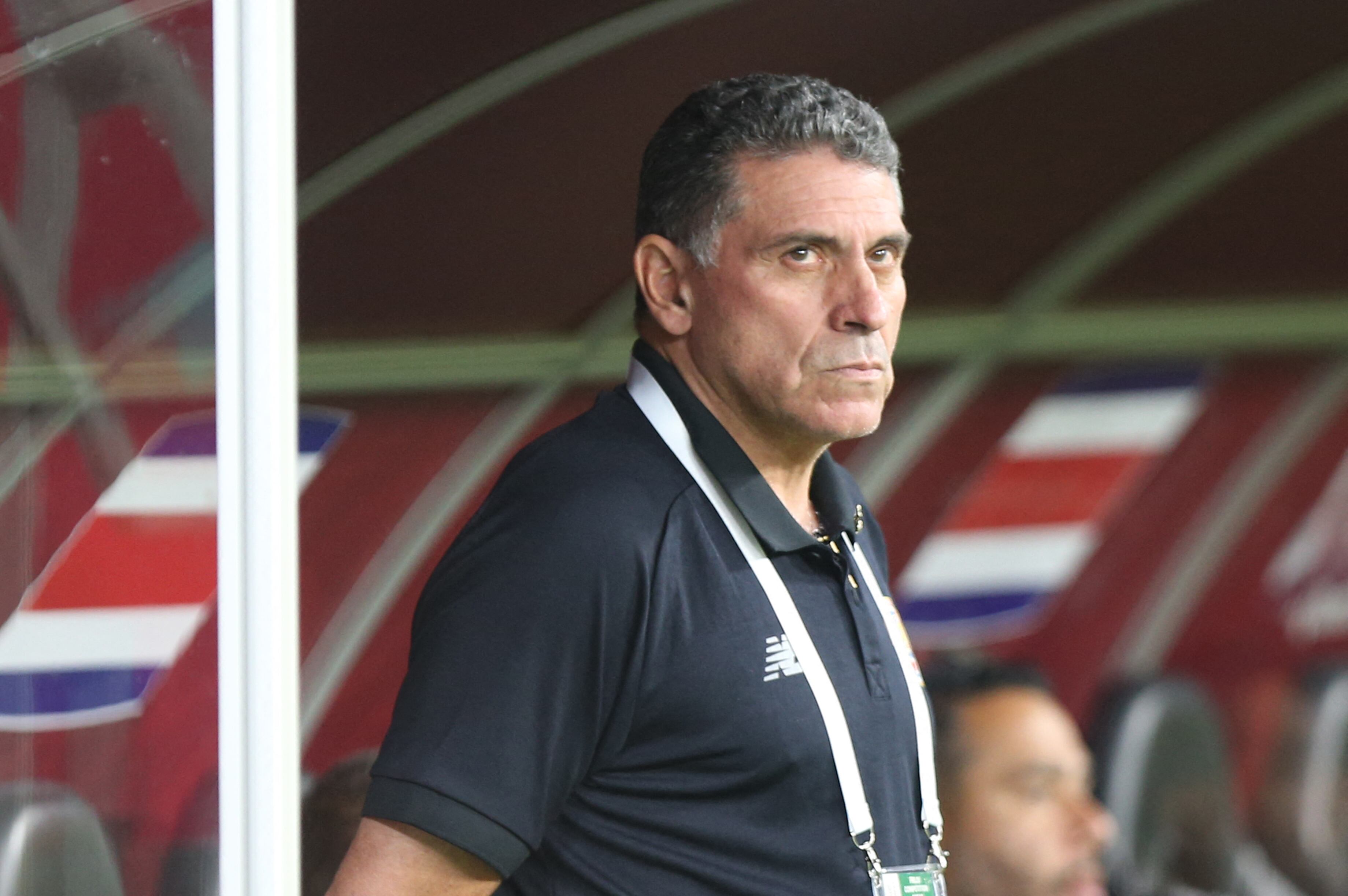 Costa Rica's Colombian coach Luis Fernando Suarez looks on during the FIFA World Cup 2022 inter-confederation play-offs match between Costa Rica and New Zealand on June 14, 2022, at the Ahmed bin Ali Stadium in the Qatari city of Ar-Rayyan. (Photo by Mustafa ABUMUNES / AFP)