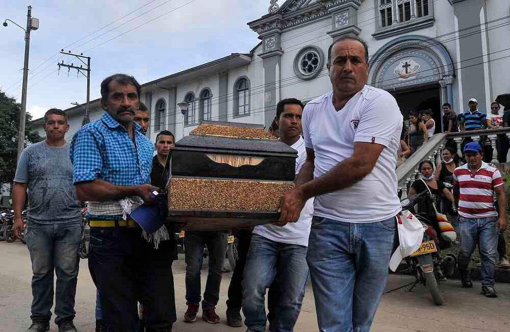 Familiares de Víctor Fabio Muñoz Cerón transportan su feretro hacia el cementerio la Ascensión Normandía, en Mocoa, Putumayo, el lunes 3 de abril de 2017, luego de perder la vida el pasado 31 de marzo en medio de una avalancha provocada por el desbordamiento de los ríos Mocoa, Mulato y Sangoyaco que mató a por lo menos 262 personas. Foto: Carlos Julio Martínez / Enviado Especial de Semana