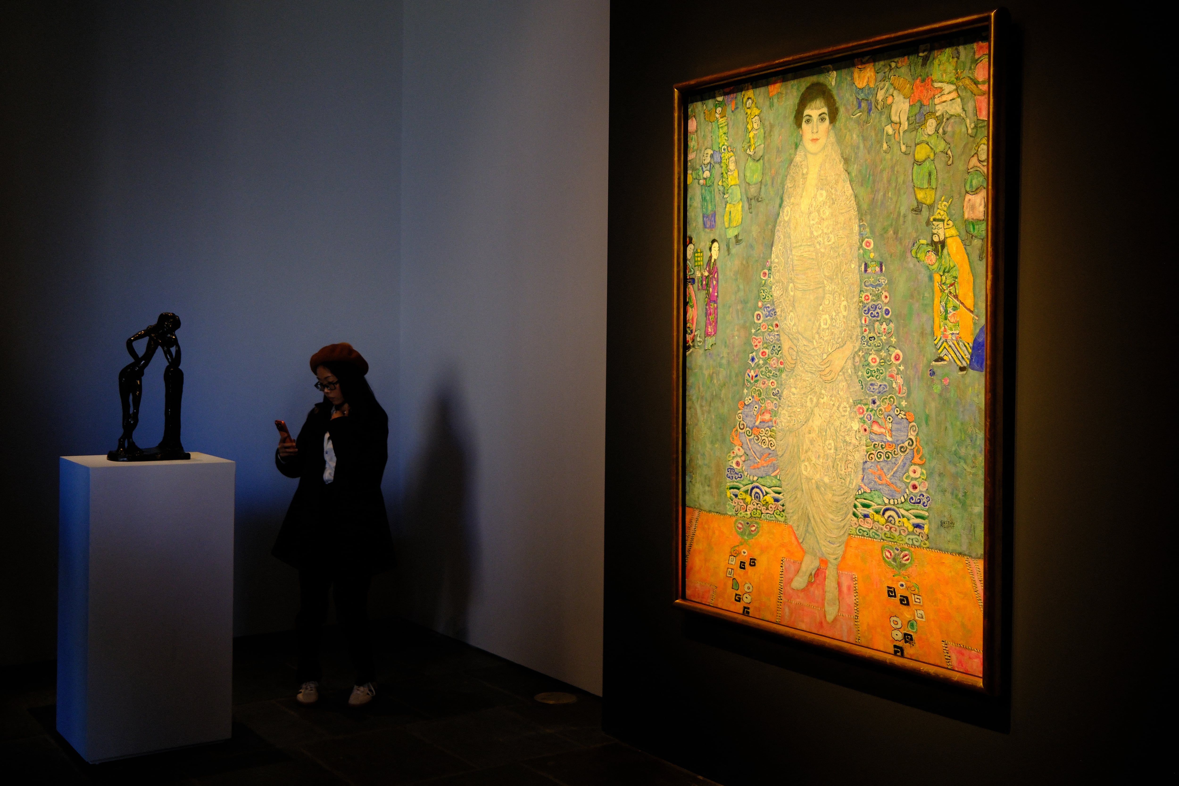 El cuadro del artista austriaco Gustav Klimt alcanzó los 236,4 millones de dólares en Nueva York el 18 de noviembre de 2025, convirtiéndose en la segunda obra de arte más cara jamás vendida en una subasta.
