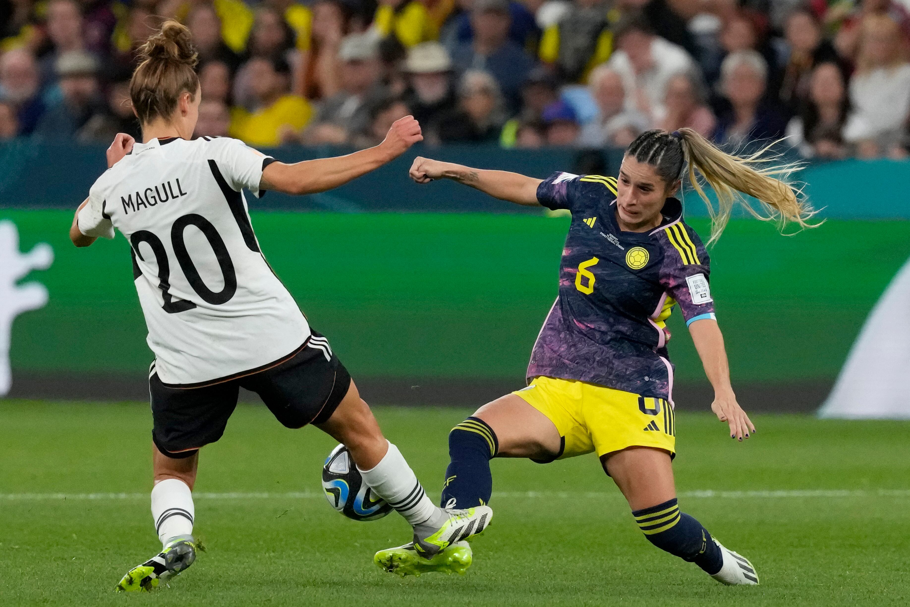 La colombiana Daniela Montoya compite por el balón con la alemana Lina Magull, a la izquierda, durante el partido de fútbol del Grupo H de la Copa Mundial Femenina entre Alemania y Colombia en el Estadio de Fútbol de Sydney en Sydney, Australia, el domingo 30 de julio de 2023. (Foto AP/Mark Baker )
