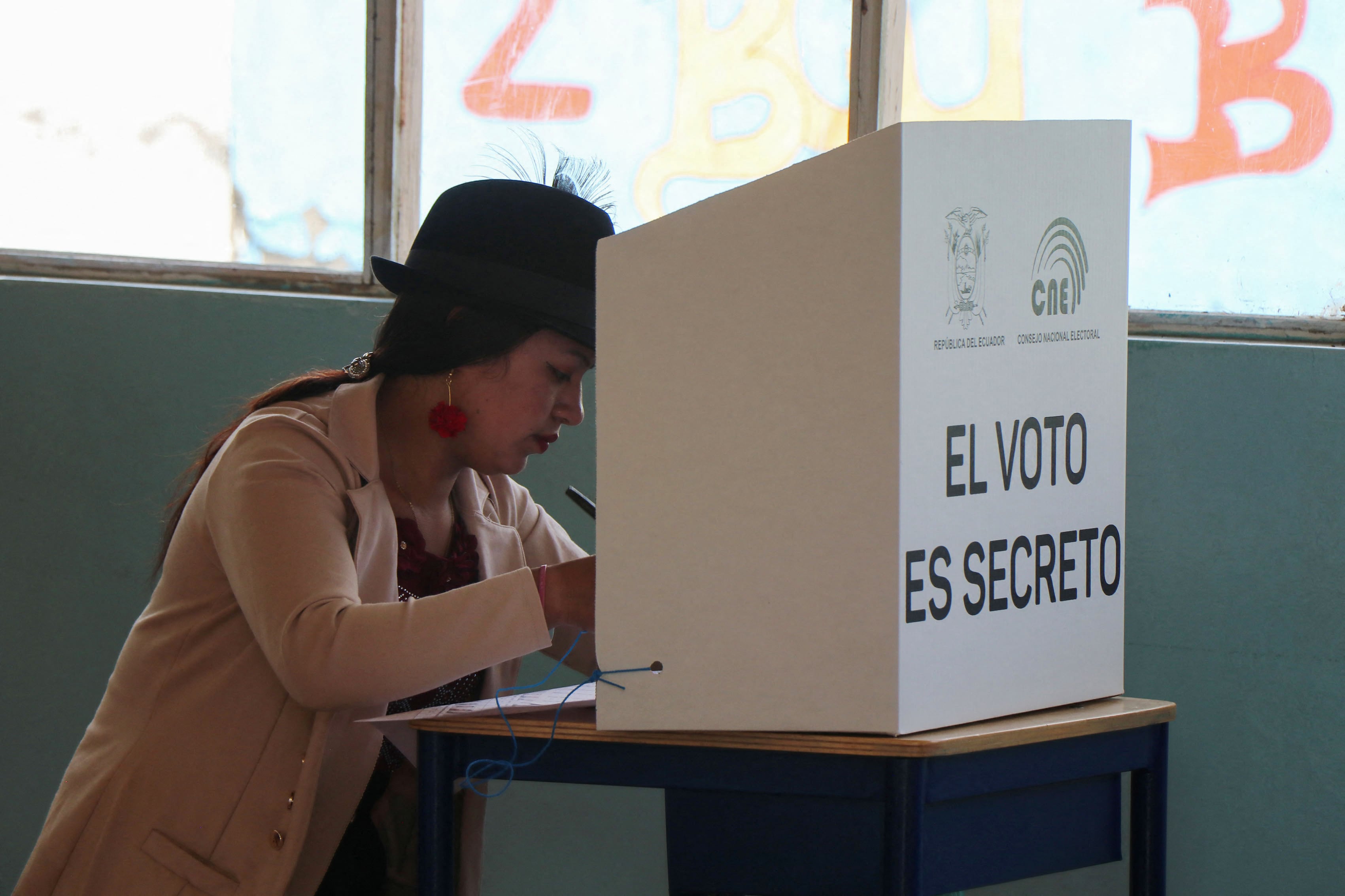 Una mujer vota en un colegio electoral durante las elecciones presidenciales en Toacazo, provincia de Cotopaxi, Ecuador, el 9 de febrero de 2025. Unos 14 millones de ecuatorianos comenzaron a votar el domingo para decidir quién liderará la nación andina asolada por la violencia a través de su peor crisis en medio siglo. (Foto de Galo Paguay / AFP)