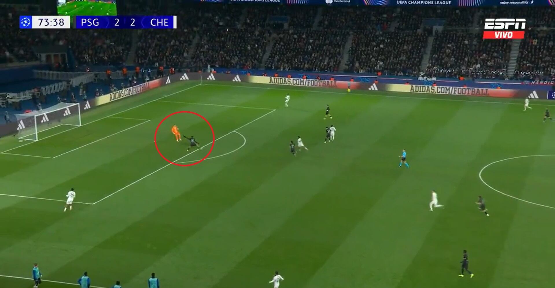 Momento exacto del error del arquero del Chelsea.